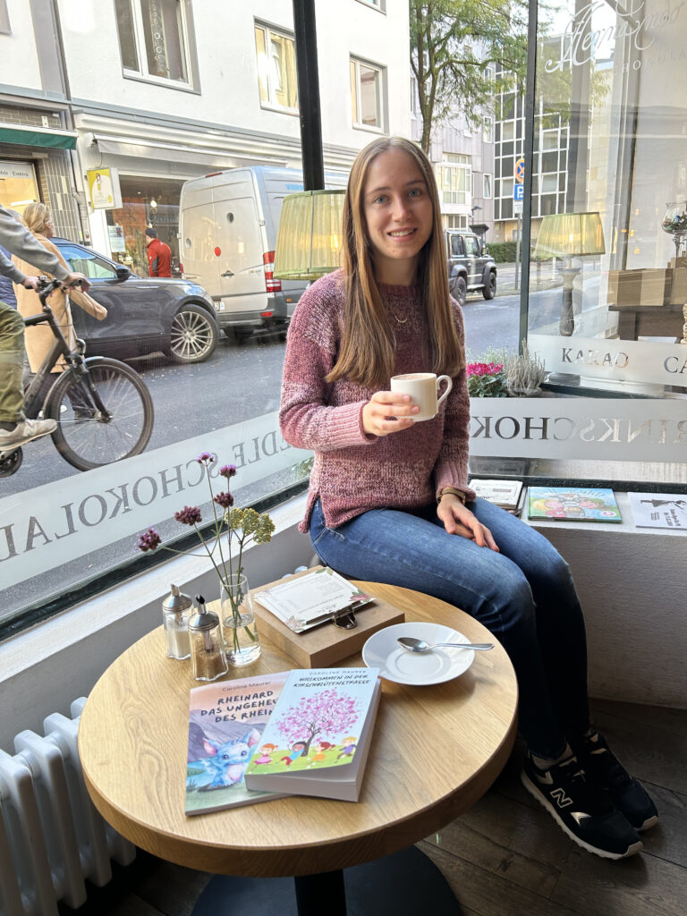 Caroline Maurer in einem Cafe